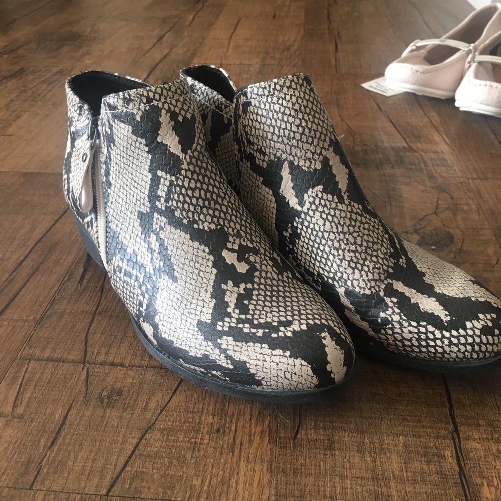 Snakeskin print booties 💕💕💕 Like New